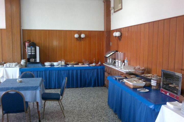 Breakfast/Coffee Service 25 of 38