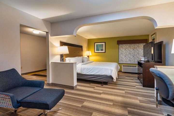 1 King Bed (1 of 7)