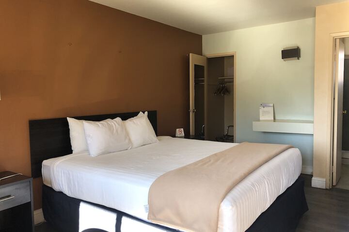 1 King Bed (1 of 9)