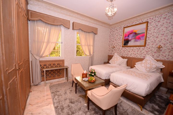 Room 7 of 77