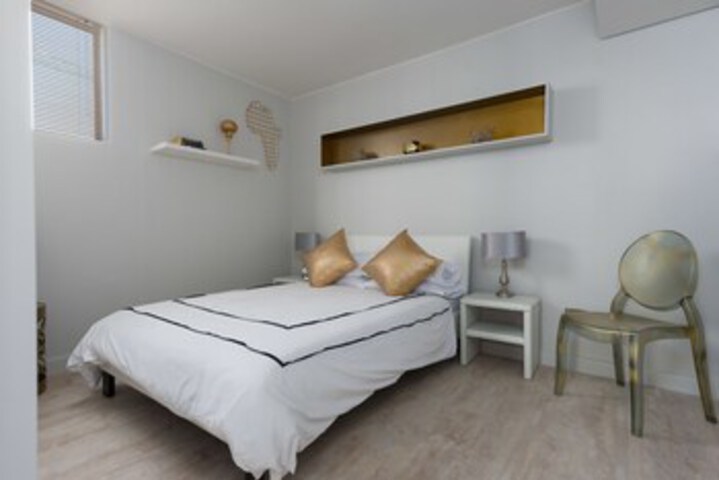 Room 9 of 16