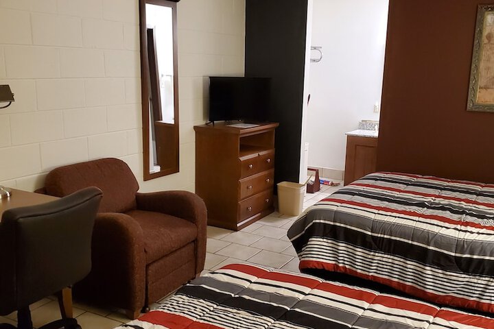 2 Queen Beds (2 of 6)