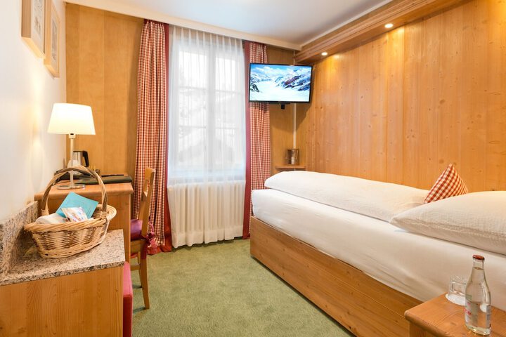 Room 18 of 107