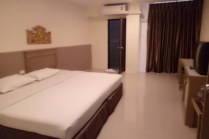 Room 5 of 32