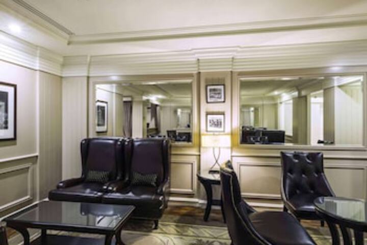 Lounge 130 of 156