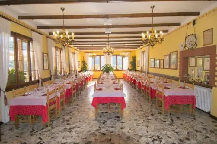 Dining 2 of 5