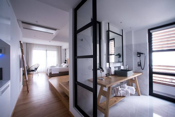 Room 6 of 18