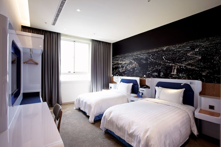 Room 33 of 61