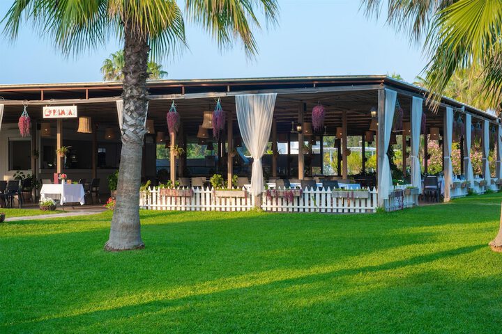 Hotel Exterior 114 of 128