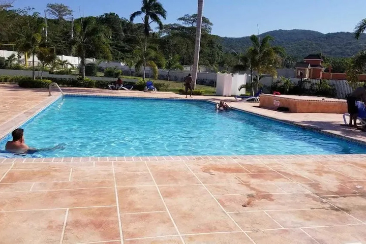 Pool 10 of 18