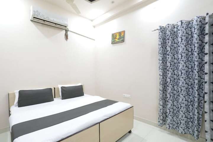 Room 4 of 12