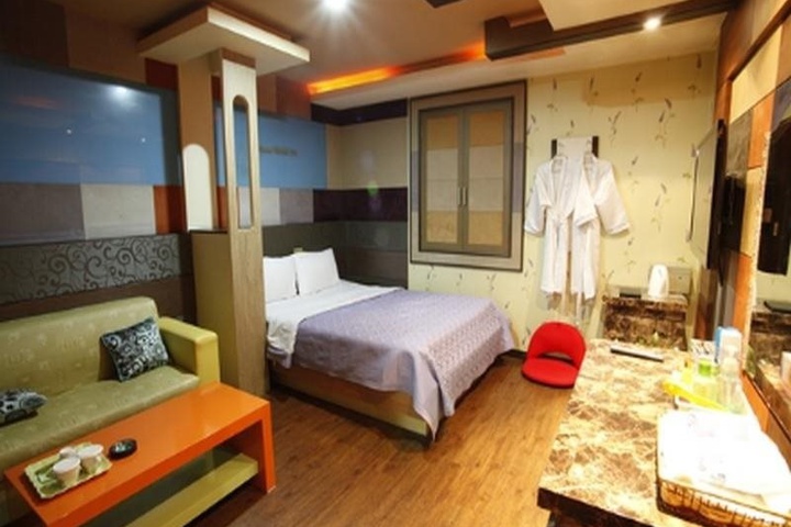 Room 6 of 11