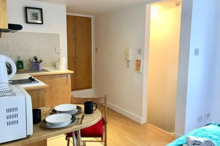 HFS Studio Next To Hydepark L14