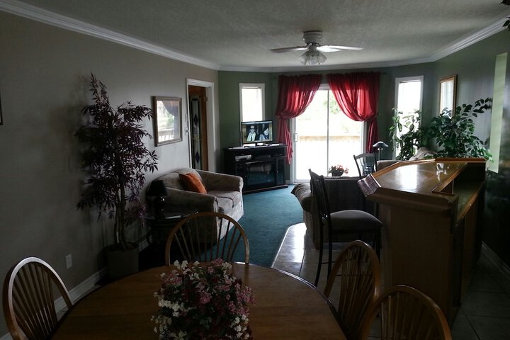Lounge 8 of 20