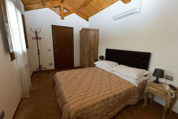 Room 2 of 44