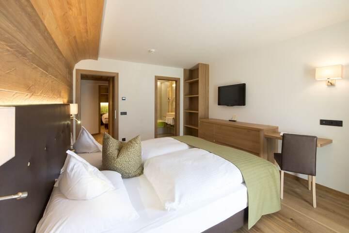 Room 2 of 100