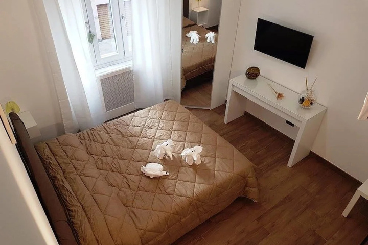 Room 5 of 12