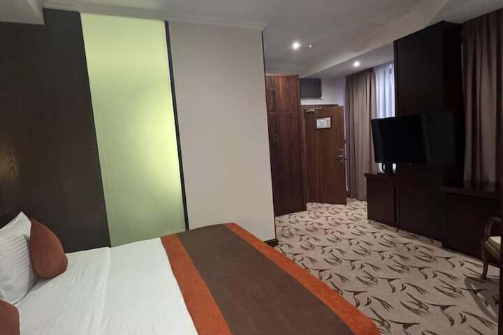 Room 10 of 32