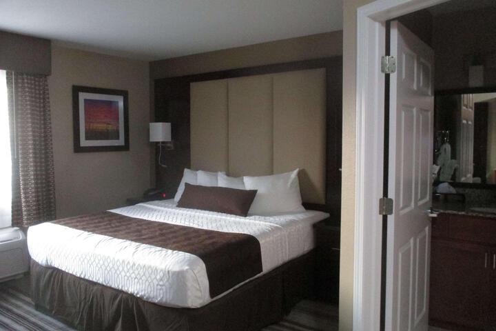 1 King Bed Microwave, Refrigerator WiFi Full Breakfast (8 of 19)
