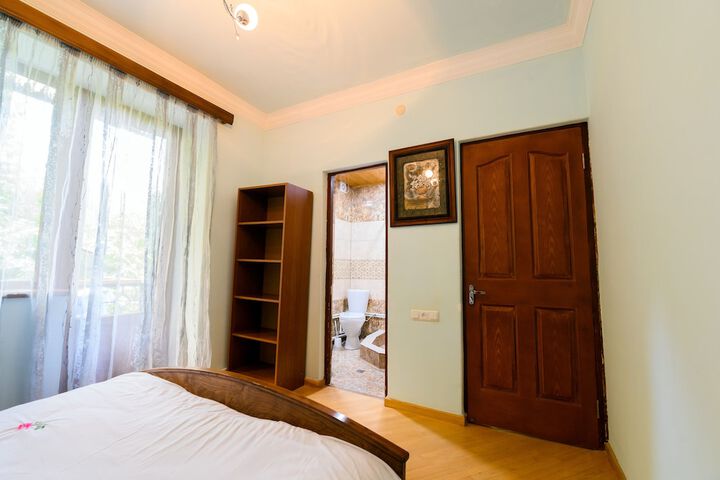 Room 6 of 27