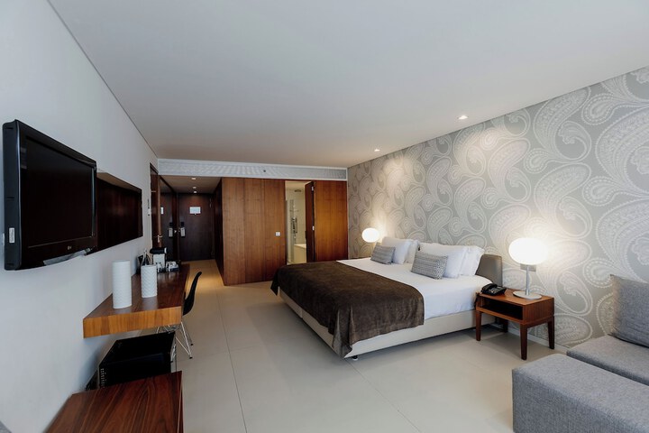 Room 6 of 112