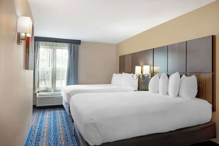 1 Queen Bed High Speed Internet Accessible Refrigerator, Coffee Maker, Hairdryer Full Breakfast (12 of 26)