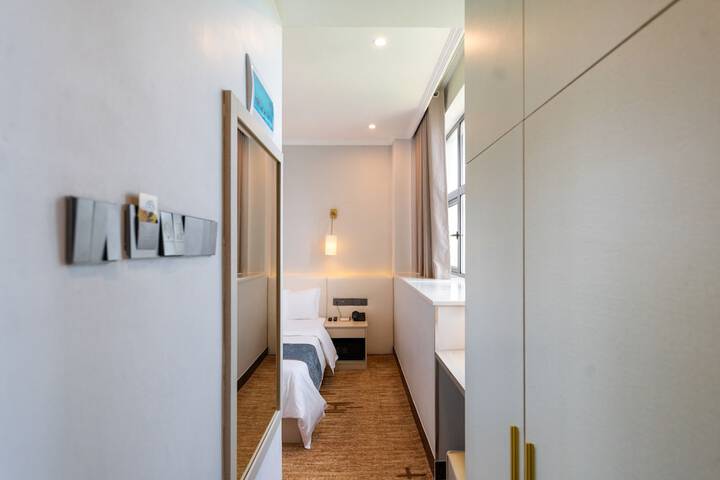 Room 18 of 48