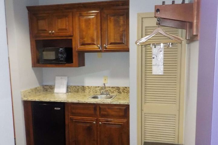 1 King Accessible Walk in Shower Love Seat Exterior Corridor Full Breakfast (3 of 26)