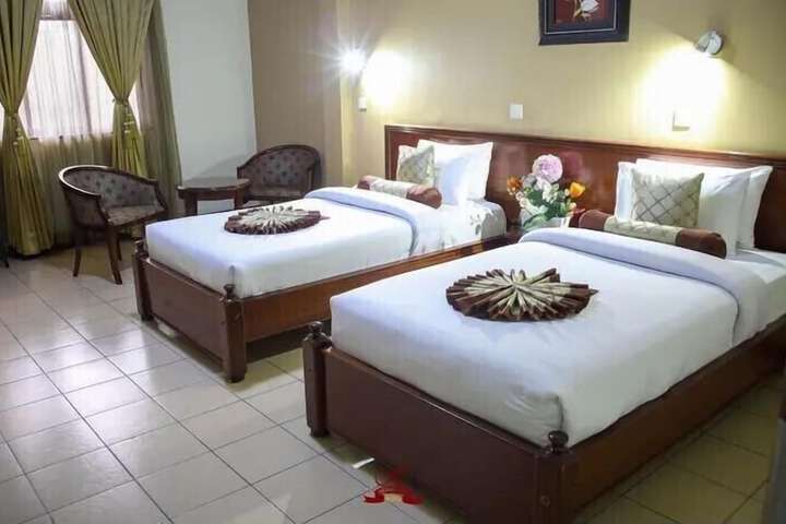 Room 6 of 12