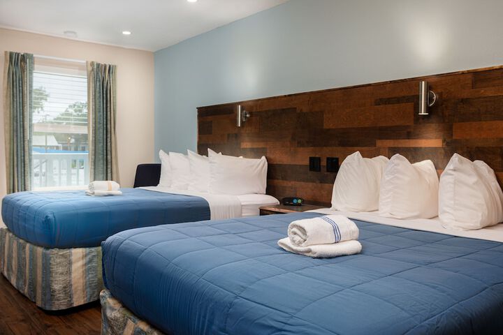 2 Queen Beds Accessible (8 of 16)