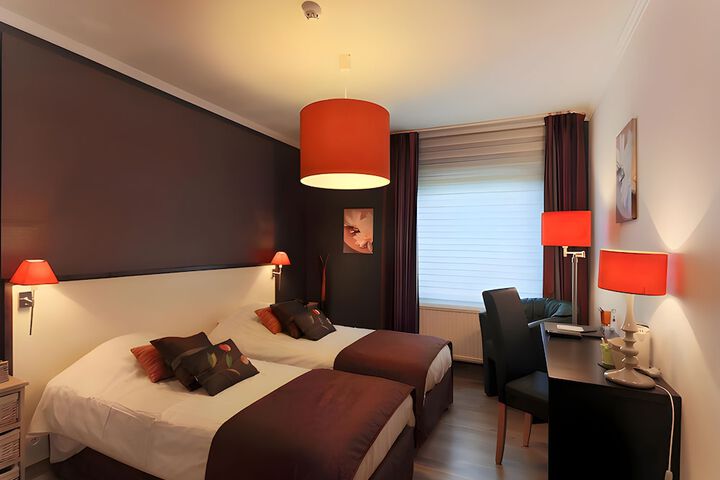 Room 10 of 42