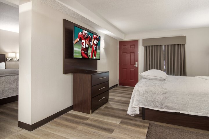 Standard King Bed Accessible (18 of 20)