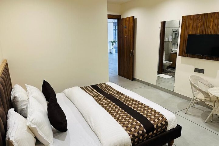 Room 3 of 12