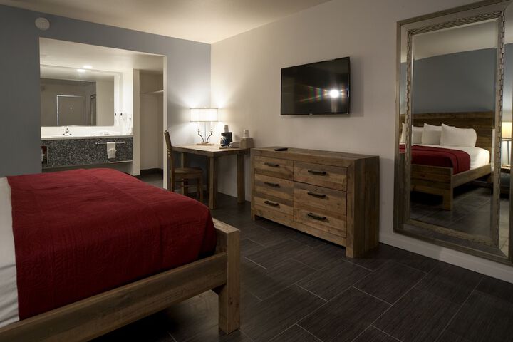 Deluxe King Bed (20 of 26)