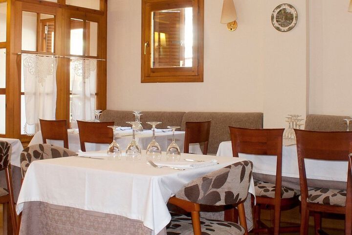 Dining 8 of 9
