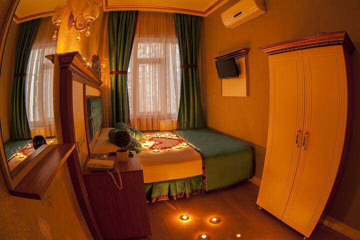 Room 8 of 28