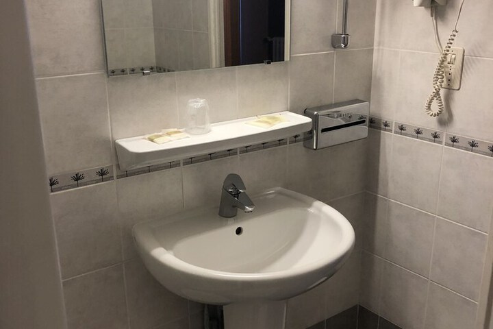 Room 13 of 28