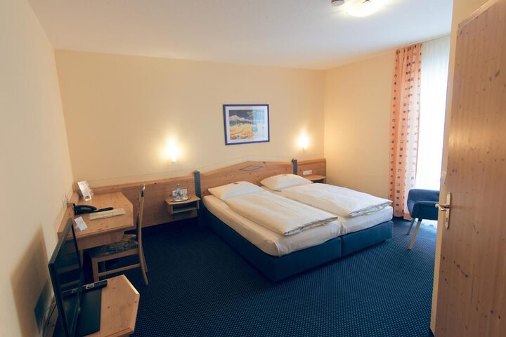 Room 11 of 36