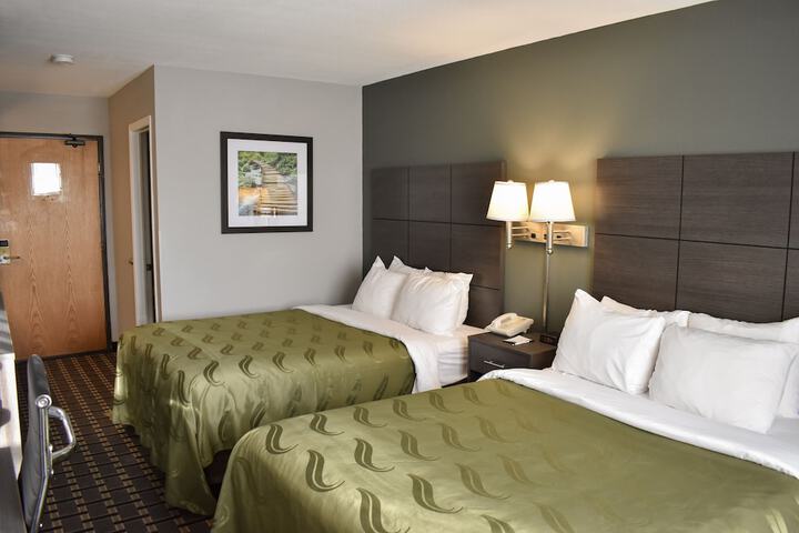 1 Queen Bed (4 of 19)