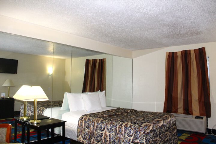 1 Queen Bed (20 of 37)