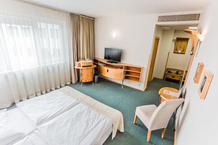 Room 28 of 102