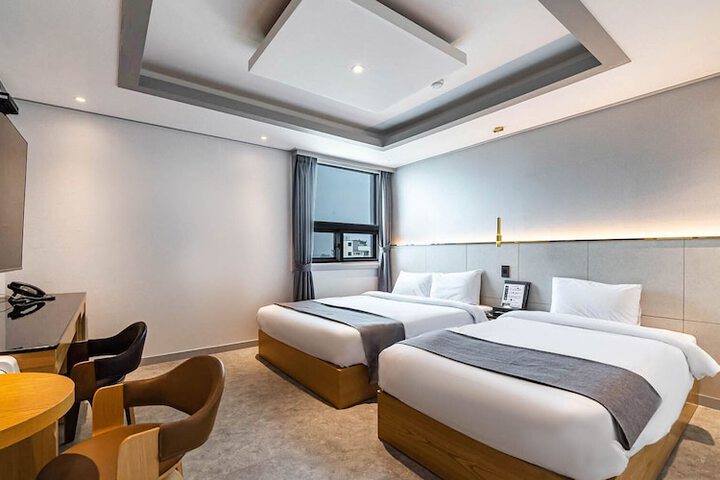 Room 27 of 139