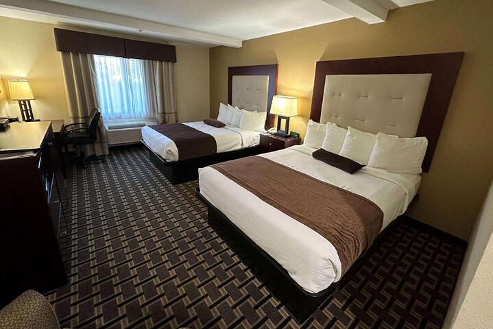 2 Queen Beds (10 of 14)