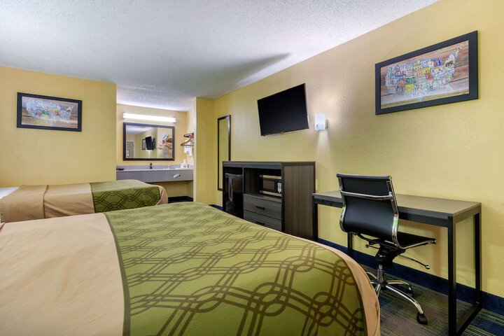 2 Queen Beds (2 of 9)