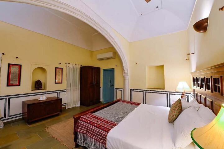 Room 11 of 28