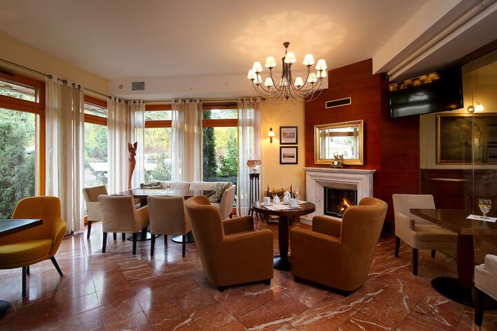 Entrance & Lobby