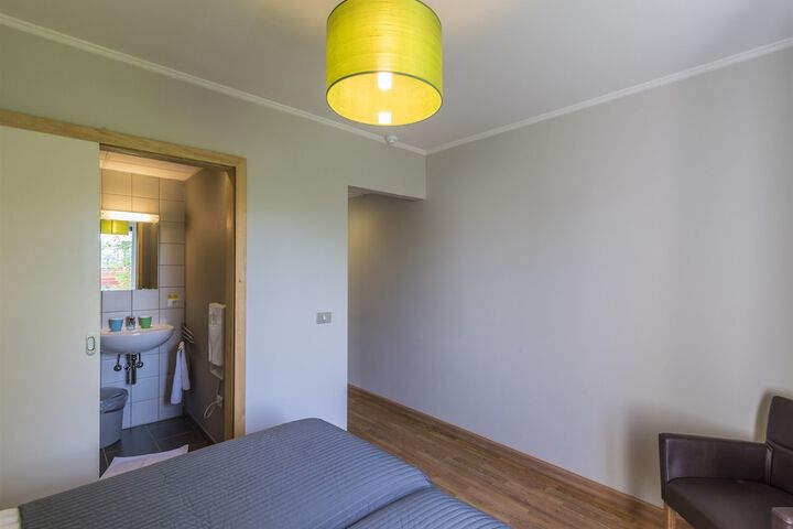 Room 10 of 77