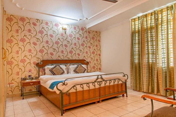 Room 3 of 8