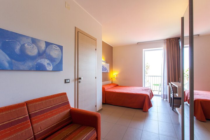 Room 8 of 38