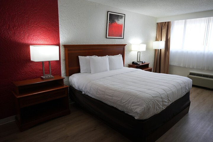 1 King Bed (6 of 14)